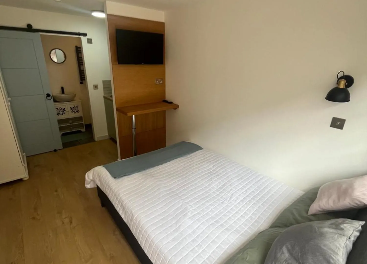 Teddington Little Gem Apartment London